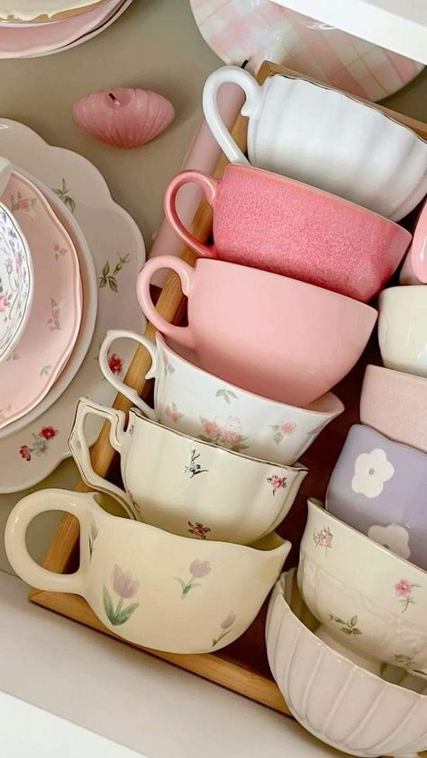 Beautiful Kitchenware, Aesthetics Fashion, Crockery Design, Ceramic Cafe, Diy Pottery Painting, Handmade Mugs, Pretty Mugs, Pottery Painting Designs, Pretty Cups