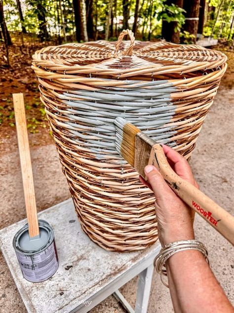 Laundry basket DIY with lid with someone painting it a blue gray color. Painting A Basket, Repurposed Baskets, Large Basket Decor Ideas, Floor Basket Decor Ideas, Laundry Basket Diy, Painting Wicker Baskets, Painted Wicker Baskets, French Chic Paint, Someone Painting