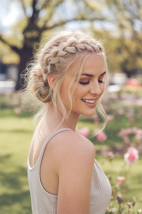 Embrace the sunny season with these effortlessly cute hairstyles! The braided crown is perfect for summer days, keeping your hair stylish and off your neck while exuding a relaxed vibe. Perfect for beach outings or afternoon picnics, this look pairs beautifully with flowing dresses or casual tees. It's a versatile hairstyle that's both charming and practical for hot weather. Try this gorgeous braided crown and shine this summer! #CuteHairstyles #SummerVibes #BraidedCrown #HairInspo Hoco Hairdos, Easy Braided Crown, Crown Braid Hairstyles, Braid Blonde Hair, Braid Crown, Crown Braids, Hairstyles For Summer, Braided Crown, Crown Ideas