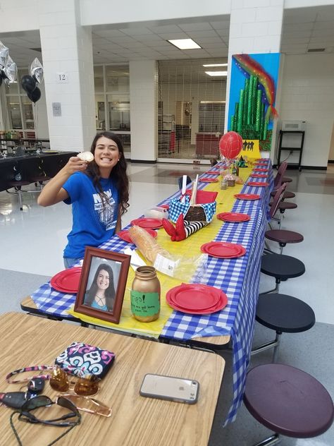 wizard of oz Wizard Of Oz Birthday Party Decorations, Wizard Of Oz Birthday Party Ideas, Wizard Of Oz Table Decorations, Wizard Of Oz Centerpieces, Wizard Of Oz Party Ideas Decoration, Wizard Of Oz Party Games, Camping Theme Wedding, Wizard Of Oz Party Ideas, Wizard Of Oz Cast