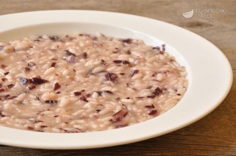 Risotto al radicchio rosso:Il risotto al radicchio rosso è un primo piatto di riso dal sapore inconfondibile, delicatamente amarognolo, tipico del radicchio rosso che viene bene equilibrato dalla mantecatura al Parmigiano.  Il risotto al radicchio rosso è un risotto con i colori e gli aromi tipici della stagione autunnale, quando il radicchio rosso arriva fresco e squisito sul mercato e sulle nostre tavole. Ottimo però per tutto l'inverno fino a inizio primavera. Risotto Radicchio, Italian Cuisine Recipe, Polenta, Rice Recipes, Ricotta, Vegan Vegetarian, Macaroni And Cheese, Diner, Food And Drink