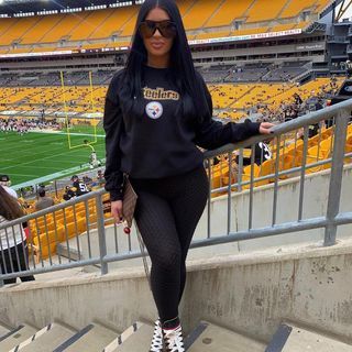 #1 Steeler Nation Babes Page (@babesofsteelernation) • Instagram photos and videos Steelers Jersey Outfit Woman, Steelers Game Day Outfit Woman, Nfl Gameday Outfit Women, Steelers Outfit, Nfl Wives, Steelers Women, Steelers Jersey, Football Jersey Outfit, Steelers Girl