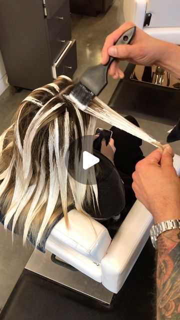 Alfredo Lewis on Instagram: "🔉 ba•lay•age / balāýäZH/ • noun  Definition: a technique for highlighting hair in which the dye is painted on in such a way as to create a graduated, natural-looking effect.   The word balayage is a French word that means to sweep. It was the first “technique” that I was taught. The first salon that I worked at was a French salon in Beverly Hills in the 90’s. We had over 20 hair color specialists in which ONLY one used foils. My how times have changed! This is still my favorite technique to do, but it’s not for everyone. I used to trip out when people started calling what I call teasy lights, foilayage, slices, and even air touch balayage 😂, but then I realized something. At the end of the day technique names are for the hairstylist not the client. It is our How To Put Highlights In Hair At Home, How To Do Highlights At Home With Foil, Balayage Hair Blonde Technique, Easy Balayage Techniques, French Balayage Blonde, How To Do Balayage, Dark Hair With Balayage Highlights, Air Touch Highlights, Highlight Vs Balayage