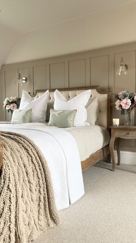 Cream And White Bedroom, Zen Bedroom Ideas, Country House Bedroom, Cottage House Interior, Taupe Bedroom, Stylish Living Room Furniture, Grey Home, Cosy Bedroom, Oak Bedroom