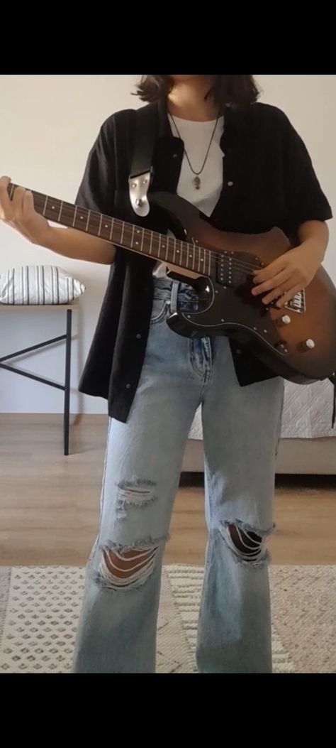 #gitar Musician Outfits Aesthetic, Guitar Outfit Style, Musician Outfits Women, Musician Aesthetic Outfits, Guitar Asthetic, Guitarist Outfit, Musician Outfits, Guitarist Style, Guitar Outfit