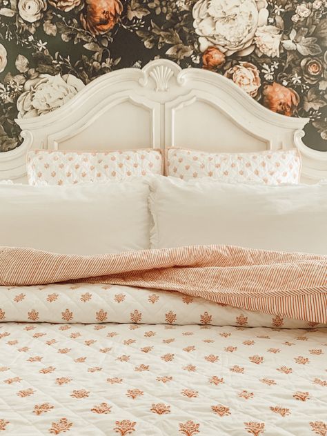 Floral Wallpaper Accent Wall, Farmhouse Cottage Bedroom, Mismatched Nightstands, Quilt Bedroom, Bedroom Summer, Floral Print Wallpaper, Cozy Decor Ideas, Bedroom Accent Wall, My Bedroom Ideas