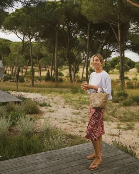 Spring Style Inspiration: White Blouses, Baskets + Outfits to Try - Seasons + Salt Mode Ab 50, Midi Skirt White, Fashion Me Now, Red Midi Skirt, Mode Tips, Estilo Hippy, Red Midi, Casual Chique, Skirt White