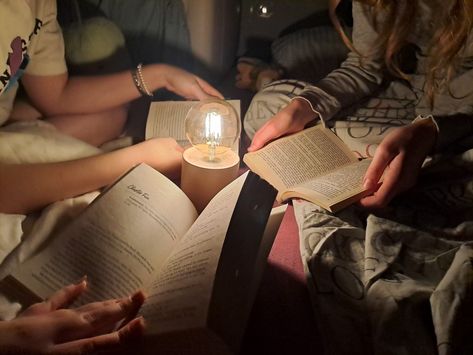 Sleepover reading Readathon Aesthetic, Reading Sleepover, Reading Dates, Romanticizing Reading, Reading With Friends, Reading Date, Reading Friends, Book Vibe, Reading Night