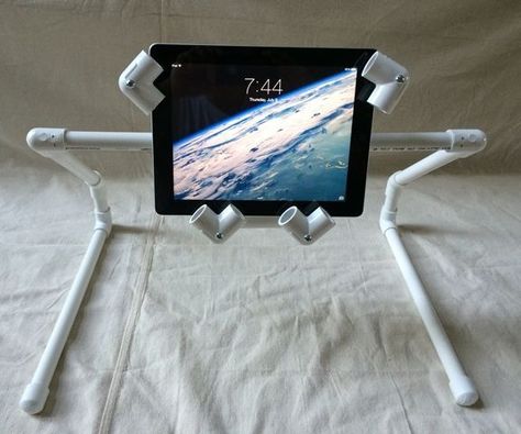 #DIY An iPad / Tablet PVC Stand Anyone Can Make! Pvc Stand, Pvc Furniture, Pvc Pipe Crafts, Pvc Pipe Projects, Pvc Projects, Ipad Holder, Ipad Stand, Tablet Stand, Tablet Holder