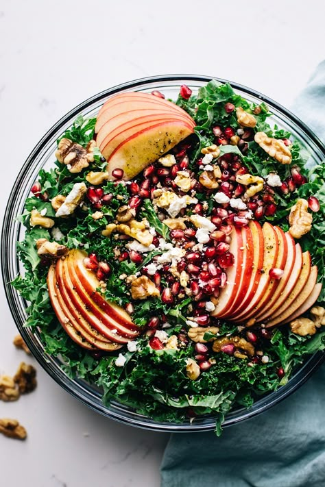 Salad With Pomegranate Seeds, Harvest Salad Recipes, Kale Apple Salad, Apple Pomegranate, Thanksgiving Salad Recipes, Salad With Pomegranate, Salad Kale, Thanksgiving Salad, Pomegranate Salad