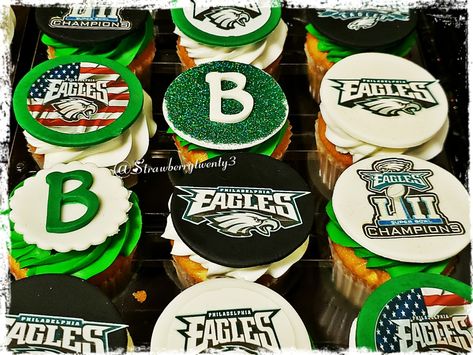 Philadelphia Eagles themed cupcakes! #HappyBirthday Eagles Football Food, Eagles Cupcakes, Football Cupcakes, Eagles Super Bowl, 40 & Fabulous, Eagles Football, Football Food, Themed Cupcakes, Recipe For Mom