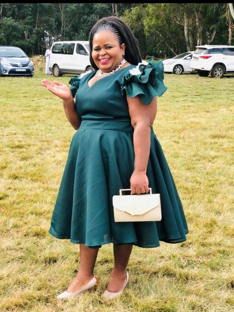 Damask Styles, Plus Size Business Attire, Women Attire, Twists Hairstyles, Lace Dress Classy, African Attire Dresses, Ankara Long Gown Styles, Green Evening Dress, African Fashion Designers