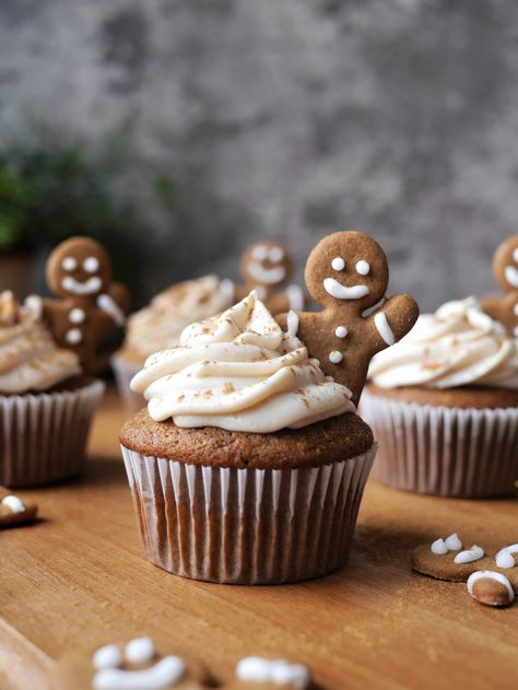 Gingerbread Cupcakes With Cream Cheese Frosting, Gingerbread Cupcakes Cream Cheese Frosting, Moist Gingerbread Cupcakes, Spiced Cream Cheese Frosting, Ginger Bread Dessert Ideas, Ginger Cupcakes Recipe, Spice Cake Cupcakes Recipes, Gingerbread Cupcakes Recipe, Christmas Flavor Cupcakes