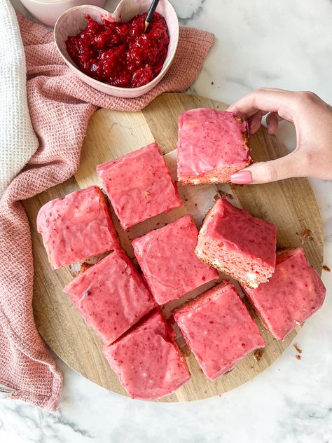 Glazed Strawberry Brownies Berry Glaze, Strawberry Brownie, Vanilla Brownies, Cake Mix Brownies, Lemon Poppyseed Pancakes, Strawberry Brownies, Quick Baking, Tzatziki Recipes, Tray Bake Recipes