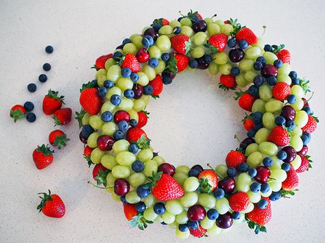 A fruit Christmas wreath is an amazing centrepiece for your Christmas table. You can make this fruit Christmas wreath so quickly and easily. Fruit Christmas, Fruit Centerpieces, Fruit Wreath, Christmas Fruit, Edible Arrangements, Christmas Brunch, Xmas Food, Christmas Breakfast, Christmas Party Food