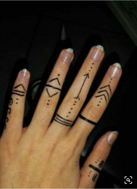 Henna Motive, Placement Tattoo, Simple Hand Tattoos, Cute Henna Tattoos, Serpent Tattoo, Tato Henna, Hand And Finger Tattoos, Henna Tattoo Hand, Om Tattoo