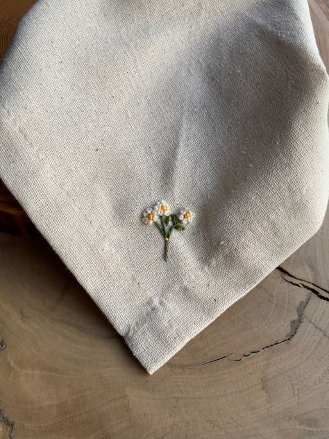 Cloth Napkins Embroidery, Linen Napkin Embroidery, Placemat Embroidery Ideas, Cloth Napkin Embroidery, Cute Hand Embroidery Designs, Embroider Napkins, Embroidery Napkins Table Linens, Napkins Embroidery, Embroidery On Napkins