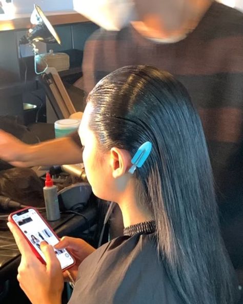 The Wet Hair Look Is Alive & Well At NYFW F/W '22 — Here's How The Pros Do it Sleek Back Wet Look Hair, Wet Slicked Back Hair Black Women, Bob Wet Look, Wet Hair Look, Detangling Natural Hair, Tresemme Keratin Smooth, Wet Look Hair, Undone Hair, High Fashion Hair