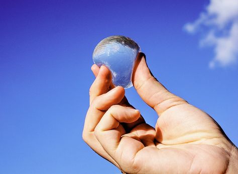 the start-up behind ooho!—a bubble that encircles drinking water in an edible membrane—have raised £400 K to bring their bottles to major UK events. Edible Water Bottle, Edible Packaging, Water Blob, Water Packaging, Calcium Chloride, Water Bubbles, New Inventions, Plastic Pollution, Botol Air