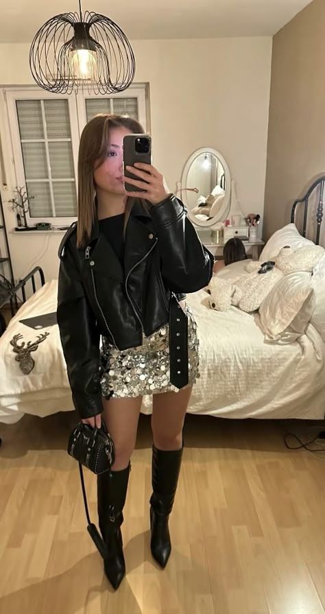 Outfits Para Bar, Outfits For A Rock Concert, Ootd Party Night, Sequined Skirt Outfit, Sequins Skirt Outfit, Bday Party Outfit, Sparkly Dress Outfit, Party Aesthetic Outfit, Diner Outfits