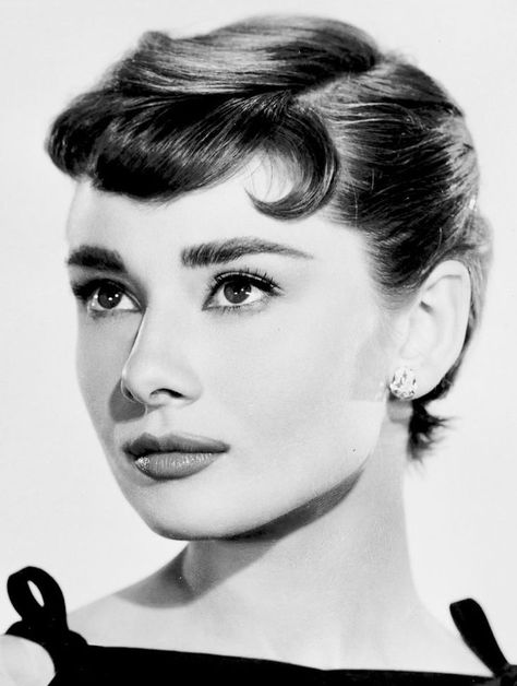 Audrey Hepburn Pictures, Sabrina 1954, Portrait Character, Aubrey Hepburn, Audrey Hepburn Photos, Photography Videos, Women Portrait, Audrey Hepburn Style, Beauty People