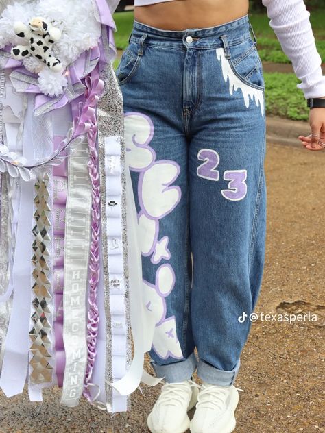 Hoco Overalls Seniors Purple, Custom Grad Pants, Homecoming Jeans Blue And Gold, Cute Homecoming Pants Ideas, Graduation Pants Design, Junior Jeans Painted, Senior Pants 2023, Custom Grad Jeans, Painted Jeans For Seniors