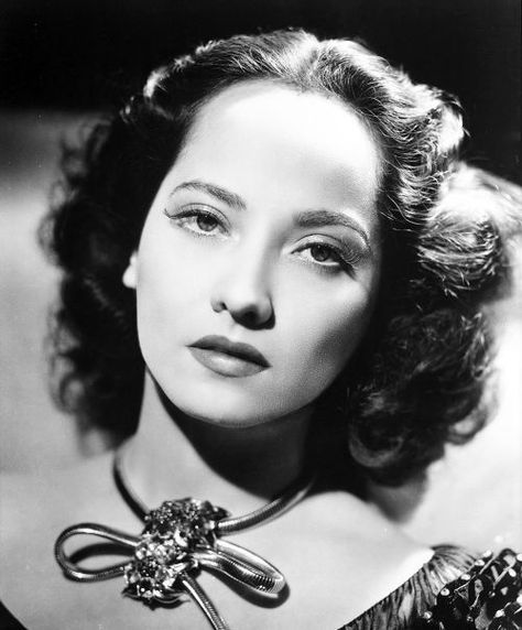 Happy Birthday Merle Oberon (February 19, 1911 – November 23, 1979) Merle Oberon, Vintage Hollywood Stars, Actrices Hollywood, Bow Necklace, Retro Jewelry, Black And White Portraits, Golden Age Of Hollywood, 8x10 Print, Vintage Hollywood