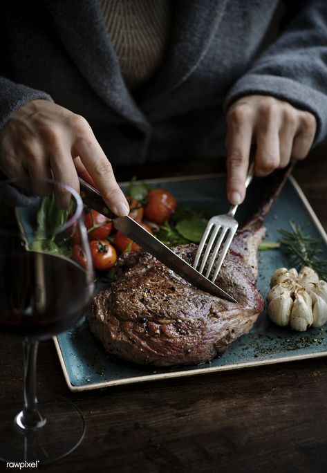 Close up of a lamb chop food photography recipe idea | premium image by rawpixel.com Meat Restaurant, Cube Steak Recipes, Lamb Chop, Protein Food, Bistro Food, Food Photoshoot, Restaurant Photography, Food Photography Inspiration, Cooked Apples