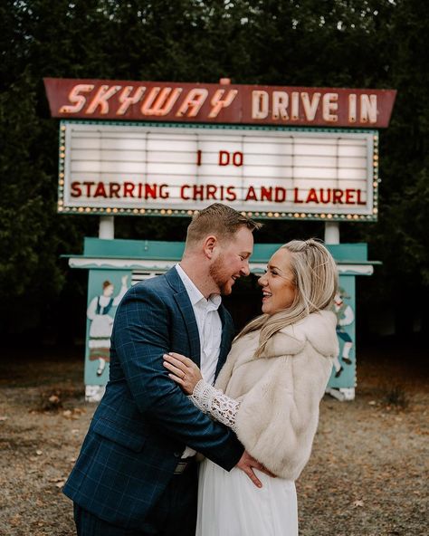 100 Layer Cake on Instagram: “What's more fun than a wedding at a DRIVE-IN?! 🍿🍬🍫🌭 Laurel and Chris didn't let the pandemic ruin their big day...they got creative and…” Drive In Photoshoot Ideas, Drive In Movie Photoshoot, Drive In Photoshoot, Drive In Theater Aesthetic, Theater Wedding, Drive In Movie Theater, Theatre Wedding, Drive In Theater, Drive In Movie