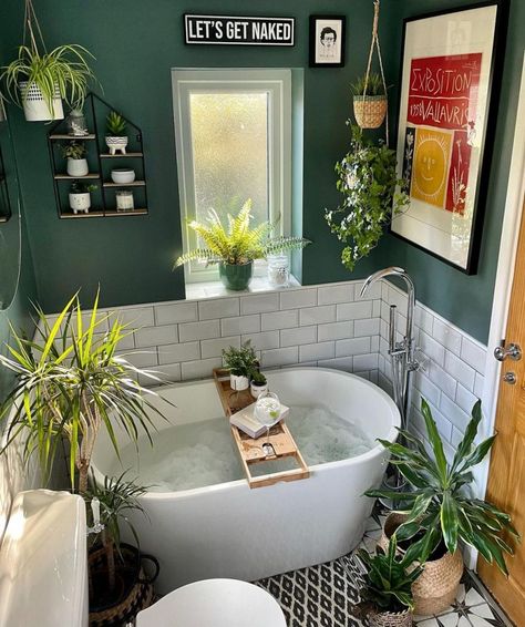 Apartment Bathrooms, Patterned Towels, Boho Bathroom Decor Ideas, Jungle Bathroom, Boho Bathroom Ideas, Bohemian Bathroom, Boho Bathroom Decor, Bathroom Goals, Green Walls