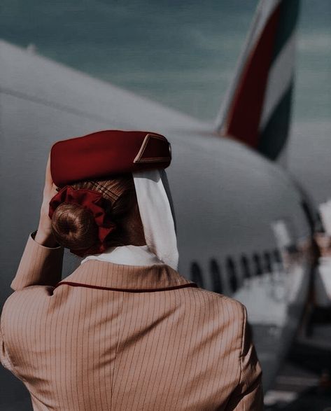 Qatar Airways Cabin Crew Wallpaper, Emirates Flight Attendant Aesthetic, Emirates Cabin Crew Wallpaper, Flight Attendant Pictures, Cabin Crew Wallpaper, Airhostess Aesthetic, Flight Attendant Emirates, Airlines Aesthetic, Cabin Crew Aesthetic