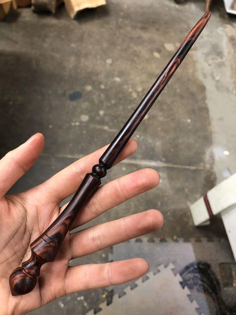 Wooden Wands Diy, Wizard Wand Design, Wooden Wands Handmade, Dnd Wands, Handmade Wands, Wand Designs, Harry Potter Muggle, Wand Ideas, Wand Woods