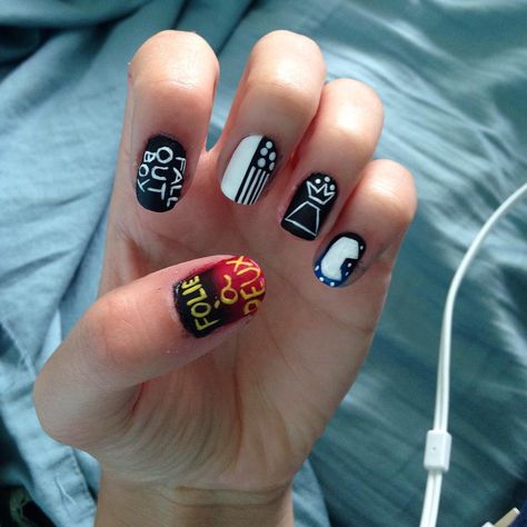 Nails For Boys, Catherine Nails, Fall Out Boy Concert, Emo Nails, Nails Emo, Short Layered Bob Hairstyles, Band Nails, Nail Work, Thick Hair Cuts