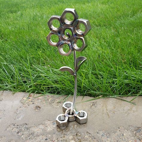 Nut And Bolt People, Bolt And Nut Art, Metalwork Projects, Welding Projects Ideas, Sheet Metal Art, Recycled Garden Art, Cutlery Art, Welding Crafts, Diy Welding