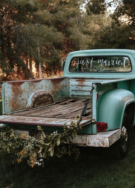 Vintage Trucks With Flowers, Getaway Truck Wedding, Old Truck Wedding Exit, Wedding Pics With Old Trucks, Old Truck With Flowers, Wedding Truck Just Married, Just Married Truck Decorations, Wedding Getaway Truck, Old Truck Wedding Decor