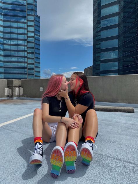 #pride #wlw #rainbow #converse Pride Converse, Rainbow Converse, Pride Shoes, Af1 Shoes, Lesbian Fashion, Pride Outfit, Outfits With Converse, Pride Parade, Gay Pride