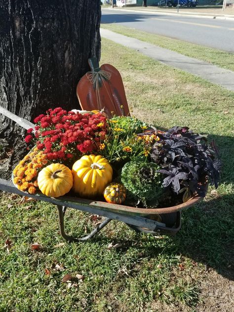 Hay Bale Front Porch Decor, Fest Decor, Fall Photo Booth, Fall Scenes, Fall Yard Decor, Fall Yard, Own Business Ideas, October Fest, Fall Mums