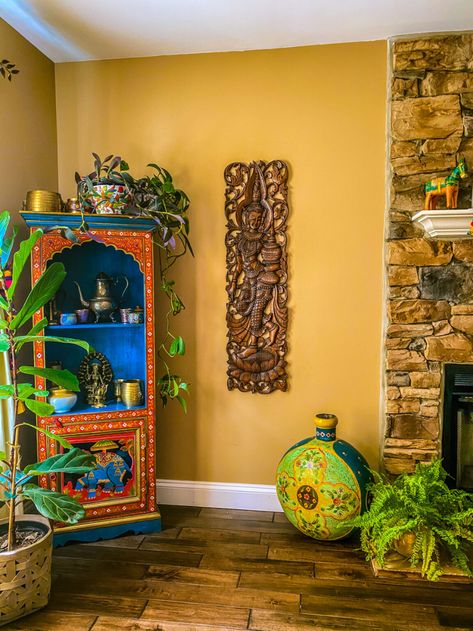 Chitra's Joy-Infused Boho Eclectic home - The Keybunch Decor Blog Antique Wall Decor Bedroom, Vintage Indian Home Decor, Rajasthani Home Decor Ideas, Indian Bedroom Wall Decor, Indian Entryway Decor, Diy Mandir, Indian Vintage Home Decor, Garden Ideas Decoration, Entryway Decor Indian