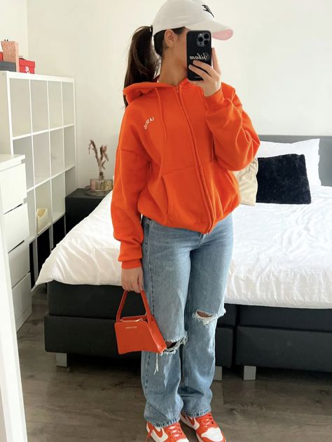 Orange Hijab Outfit, Orange Hijab, Pull Orange, Zara Drip, Outfit Zara, Orange Hoodie, Orange Outfit, T Shorts, Style Hoodie