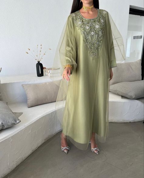 Jalabiya Arabic Dress, Jalabia Styles, Eid Outfit Ideas, Dress And Blouse, Eid Looks, Eid Outfit, Round Neck Dress, Long Dress Design, Dress Design Patterns