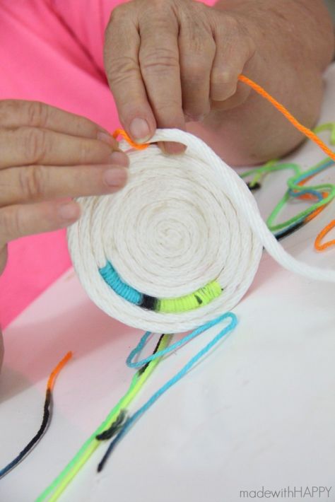 How to make a no-sew rope bowl | Rope Crafting | www.madewithHAPPY.com Diy Rope Basket, Coiled Fabric Basket, Rope Projects, Fabric Crafts Diy, Diy Bowl, Coiled Baskets, Fabric Bowls, Rope Crafts Diy, Diy Basket