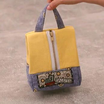 Dompet Koin Diy, Tas Denim, Projek Menjahit, Denim Bag Patterns, Handbag Sewing Patterns, Tas Bahu, Handmade Fabric Bags, Sac Diy, Sewing Easy Diy