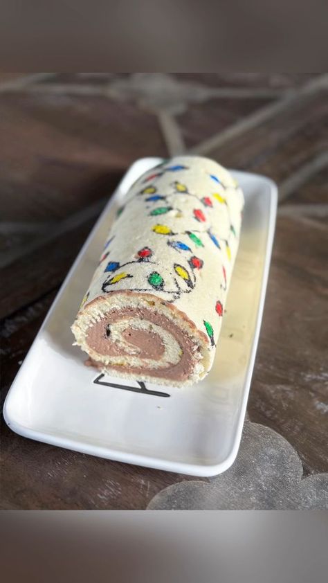 Decorated Swiss Roll, Christmas Rolled Cake, Holiday Cake Rolls, Christmas Swiss Roll Cake Pattern, Swiss Roll Flavors, Christmas Cake Roll Designs, Christmas Cake Rolls, Christmas Roll Cake Design, Roll Cake Christmas