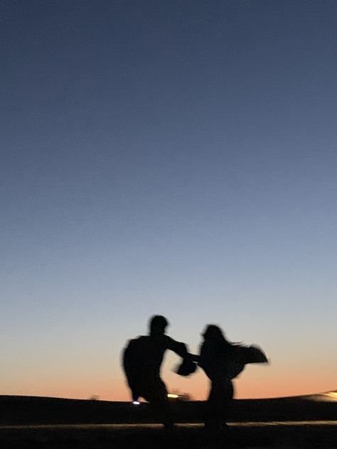 Couple Dancing Silhouette Aesthetic, Sunset Romance Aesthetic, Lovers Silhouette Aesthetic, Love Dance Aesthetic, Couples Silhouette Aesthetic, Dance Duo Aesthetic, Silhouette Of A Couple, Sunset Love Aesthetic, To Be In Love Aesthetic