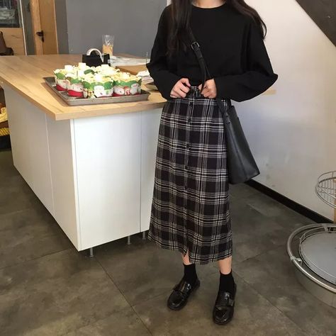 Grid Skirt Outfit, Simple Skirt Outfits, Grid Skirt, Skirt Outfits Aesthetic, Laid Back Outfits, Simple Skirt, Winter Skirt Outfit, Hacks Clothes, Fashion Hacks