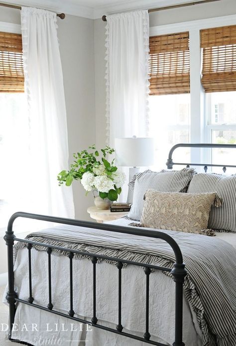 Black Iron Bed, Design Ložnic, Iron Bed Frame, Bedroom Decorating Ideas, Cottage Bedroom, Iron Bed, Spare Bedroom, White Curtains, Bedroom Decorating