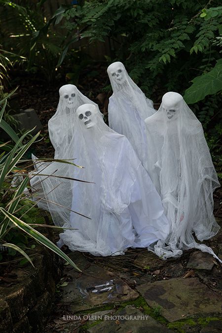 Ghost Halloween Party Ideas, Yard Ghosts, Halloween Ghost Decor, Halloween Yard Displays, Outdoor Halloween Decor, Scary Halloween Decorations Outdoor, Skeleton Ghost, Ghost Decor, Halloween Diy Outdoor