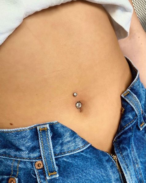 ¡2X1 EN PIERCINGS DEL OMBLIGO! Sabemos que te encanta enseñar el ombligo y que mejor manera que luciendo tu piercing nuevo. * El coste es de 20€ 💶 y para que se pueda usar la promoción tienes que venir acompañado🫂, un piercing te lo haremos a ti y el otro a la persona con la que vengas. Tendremos un total de 10 reservas disponibles para que se aplique la promoción. Belly Piercing Ring, Button Piercing, Birthday Gift Baskets, Piercing Ring, Navel Piercing, Belly Piercing, Belly Button Piercing, Super Ideas, Belly Button