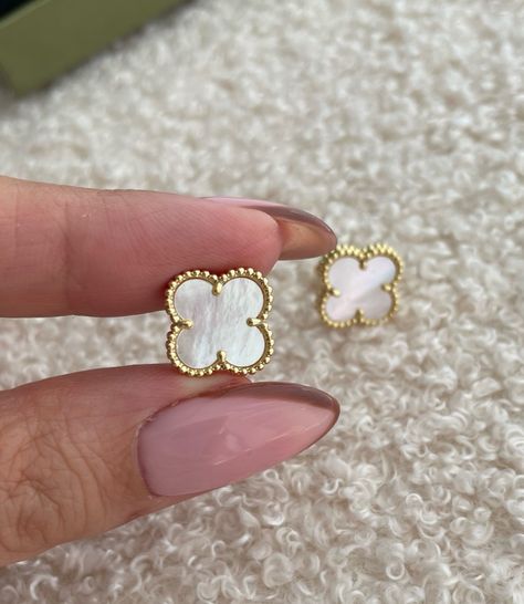 Van Cleef Earrings Aesthetic, Van Cleef Earrings Outfit, Can Cleef Earring, Can Cleef And Arpels, Van Cleef Arpels Aesthetic, Van Cleef Set, Can Cleef And Arpels Earrings, Pink Van Cleef Earrings, White Van Cleef Earrings