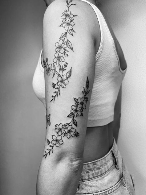 Arm Tattoo Women Upper, Flowers Upper Arm Tattoo, Upper Arm Flower Tattoos For Women, Arm Tattoo Drawing, Upper Arm Floral Tattoo, Upper Arm Flower Tattoo, Flower Tattoo Women, Floral Upper Arm Tattoo, Inner Upper Arm Tattoos